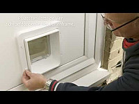 Het microchip-gestuurd huisdierluik in een houten deur monteren 